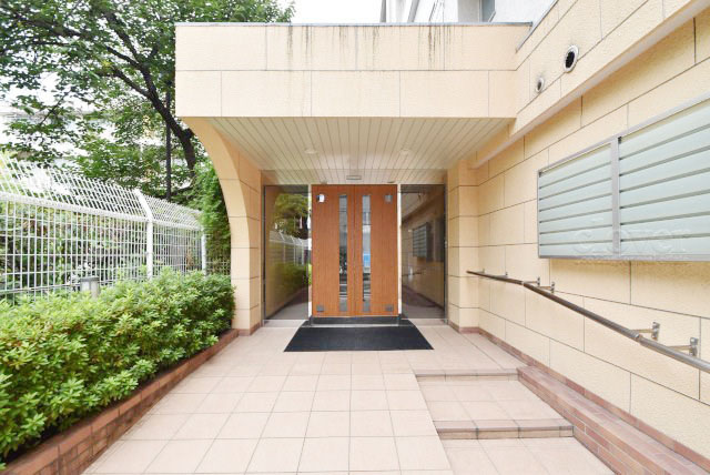 【エントランス】 | リレント早稲田 | マンションの正面エントランス。出入りする人間を癒してくれるマンション入り口であり、その建物の「顔」でもあります。～即日のご見学可能～　お問合せはお気軽にどうぞ。
