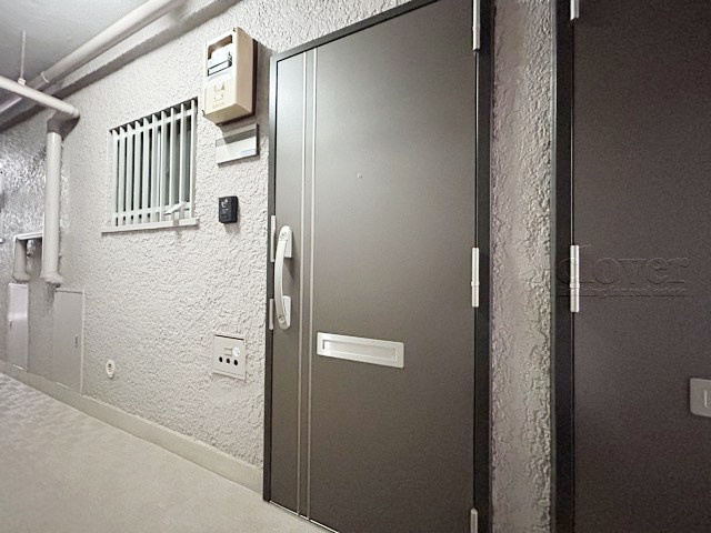 【その他共用部分】 | リレント早稲田 | 皆様をお迎えする、お部屋の玄関ドア。開けやすさや開放角度、ドアノブの操作しやすさや鍵の形状などを、現地で一度ご確認ください。～即日のご見学可能～　お問合せはお気軽にどうぞ。
