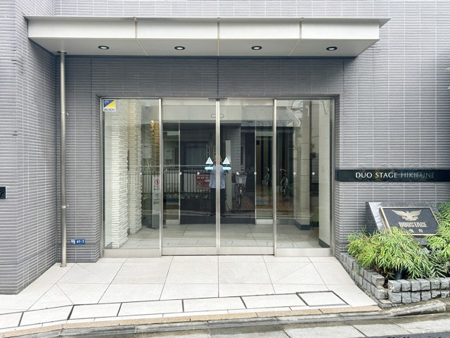 【エントランス】 | デュオステージ曳舟 | オートロックを備えた、マンションのエントランス。やはりセキュリティの観点は欠かすことができません。皆様を“安全”に送り出し、出迎えてくれます。～即日のご見学可能～　お問合せはお気軽にどうぞ。