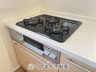 【キッチン】 | ワイウッドコート佐野市堀米町　第6期　 | 同社施工物件写真。※建具やフローリング、その他仕様が異なる場合がございます。