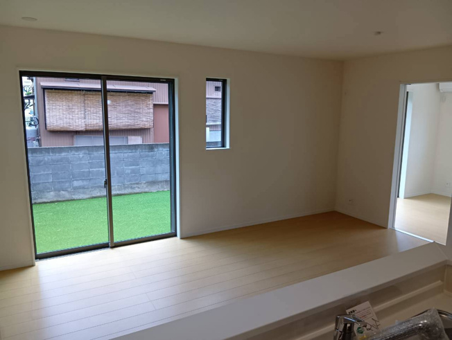 【居間・リビング】 | 沼津市下香貫2095番 新築建売分譲住宅 建物＋土地 TW06191 | 沼津市下香貫清水　A号棟　リビング　※令和8年8月10日撮影