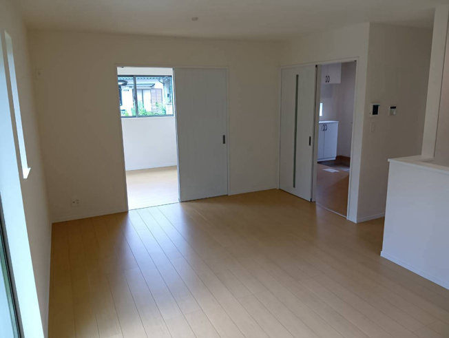 【居間・リビング】 | 沼津市下香貫2095番 新築建売分譲住宅 建物＋土地 TW06191 | 沼津市下香貫清水　A号棟　リビング　※令和8年8月10日撮影