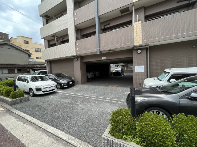 ベルドミール 末広五番館の駐車場