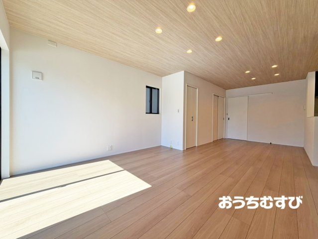 尾張旭市東本地ケ原町2期(残1棟)の居間・リビング