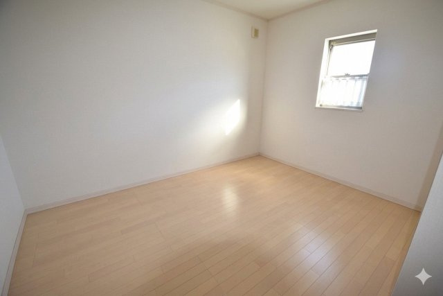 吉田3丁目中古戸建の洋室|明るい洋室です！（室内写真は加工により家具等を消しています。）