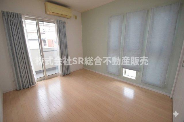 吉田3丁目中古戸建の子供部屋|2面採光の明るいお部屋です！子供部屋にいかがでしょうか。（室内写真は加工により家具等を消しています。）