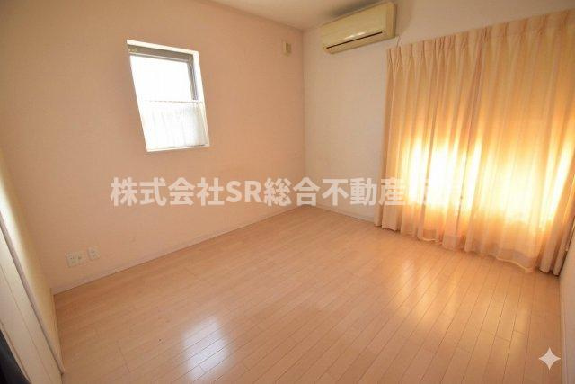 吉田3丁目中古戸建の寝室|落ち着いて過ごせるお部屋なので、寝室にいかがでしょうか（室内写真は加工により家具等を消しています。）