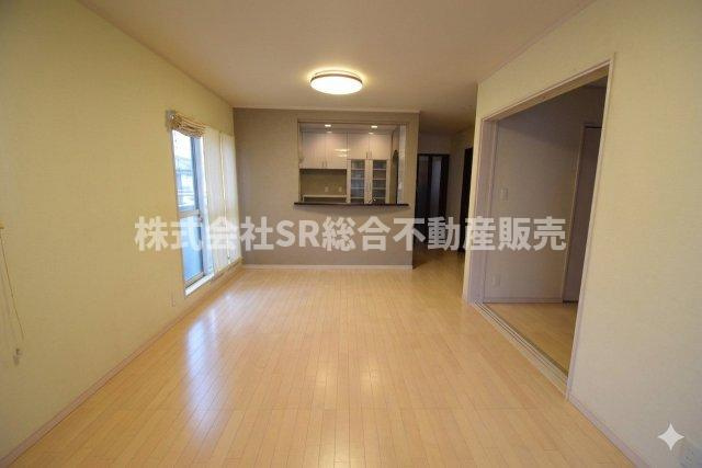 吉田3丁目中古戸建の居間・リビング|リビングは広々16.8帖♪ご家族でゆったりとお過ごしいただける空間です！（室内写真は加工により家具等を消しています。）
