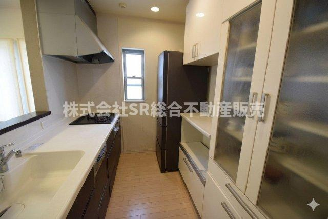 吉田3丁目中古戸建のキッチン|キッチンは人気のカウンターキッチン♪配膳と片付けが楽で、ご家族の様子を見ながら快適にお料理できます！（室内写真は加工により家具等を消しています。）