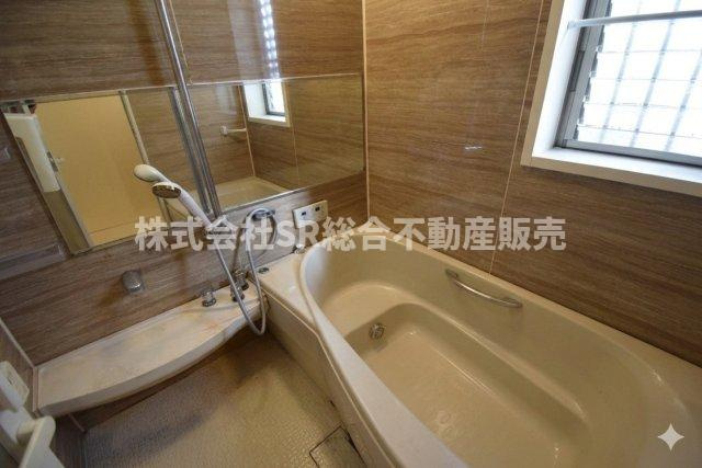 吉田3丁目中古戸建の浴室|足を伸ばしてゆったりと浸かれる浴槽です♪（室内写真は加工により家具等を消しています。）