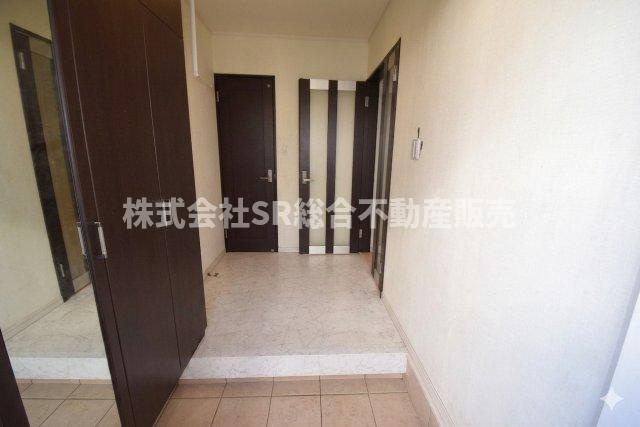 吉田3丁目中古戸建の玄関|玄関にはシューズボックスもあり広く使えます！（室内写真は加工により家具等を消しています。）