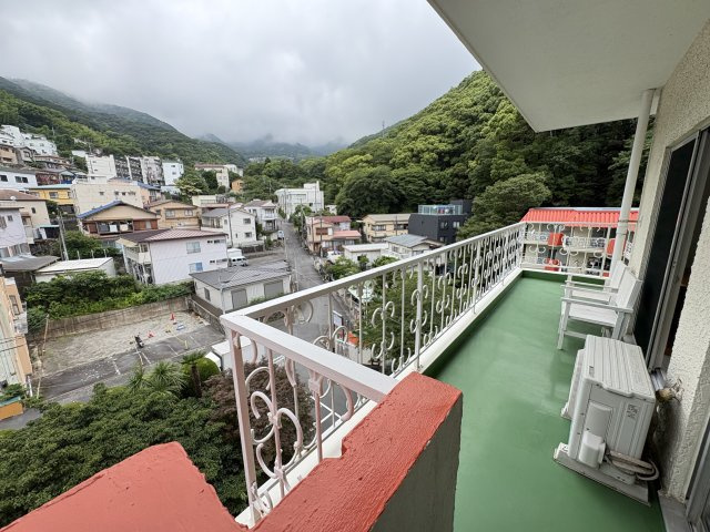 紅葉ガ丘ガーデンハイツA棟のバルコニー|14㎡と大きなバルコニー、市街、山を一望できます。海は見えません。