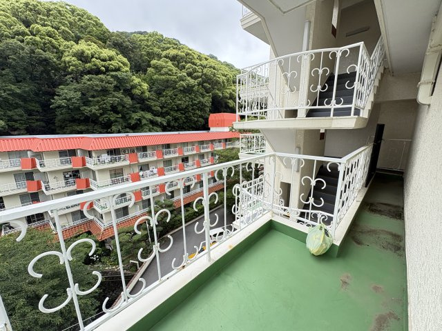 紅葉ガ丘ガーデンハイツA棟のバルコニー|屋上から花火大会を鑑賞可能です。