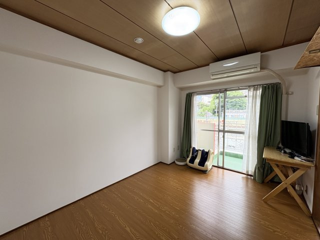 紅葉ガ丘ガーデンハイツA棟の洋室|山風、川のせせらぎ音が心地良い。