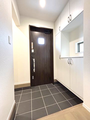ハートフルタウン 前橋市朝日が丘町8番19　Ａ号棟の玄関|【イメージ画像】玄関収納もたっぷりついています。