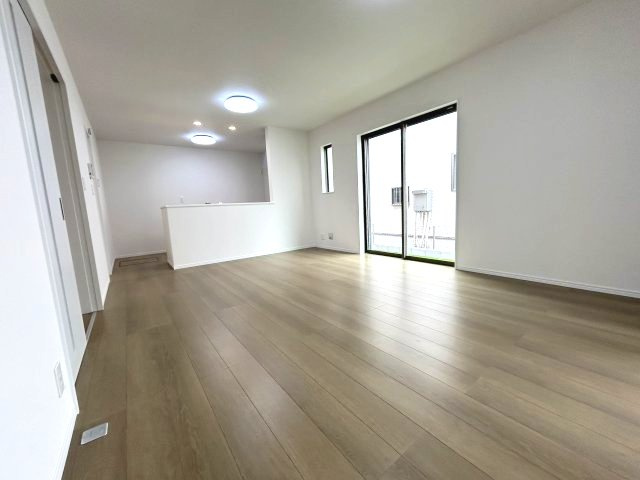 ハートフルタウン 前橋市朝日が丘町8番19　Ａ号棟の居間・リビング|【イメージ画像】ゆったり過ごせる16帖のリビングです♪人気の対面式キッチンを配した空間はお好みの家具も合わせやすく、家族がくつろぐ快適な空間造りをサポート。窓からは明るい陽光が差し込みます。
