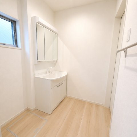 市川市大野町3丁目売戸建の独立洗面台|※一部写真は、居住中につきCGによる残置物補正加工を施しています。
