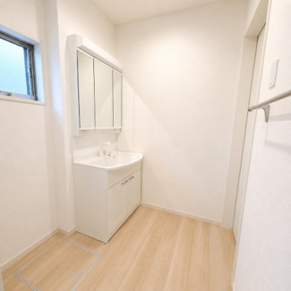 【独立洗面台】 | 市川市大野町3丁目売戸建 | ※一部写真は、居住中につきCGによる残置物補正加工を施しています。