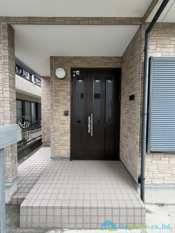 平塚市西真土　中古戸建の玄関