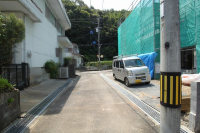 瀬戸西町1丁目　新築戸建　の前面道路含む現地写真|前面道路　西側　幅6.2ｍ　公道　接面16.1ｍ　／南側　幅4.0ｍ　公道　接面　12.5ｍ