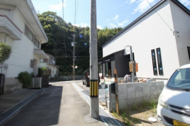 瀬戸西町1丁目　新築戸建　の前面道路含む現地写真|前面道路　西側　幅6.2ｍ　公道　接面16.1ｍ　／南側　幅4.0ｍ　公道　接面　12.5ｍ
