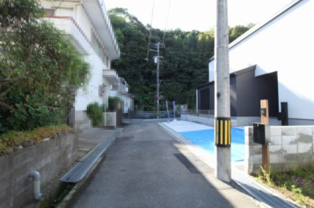 瀬戸西町1丁目　新築戸建　の前面道路含む現地写真|前面道路　西側　幅6.2ｍ　公道　接面16.1ｍ　／南側　幅4.0ｍ　公道　接面　12.5ｍ