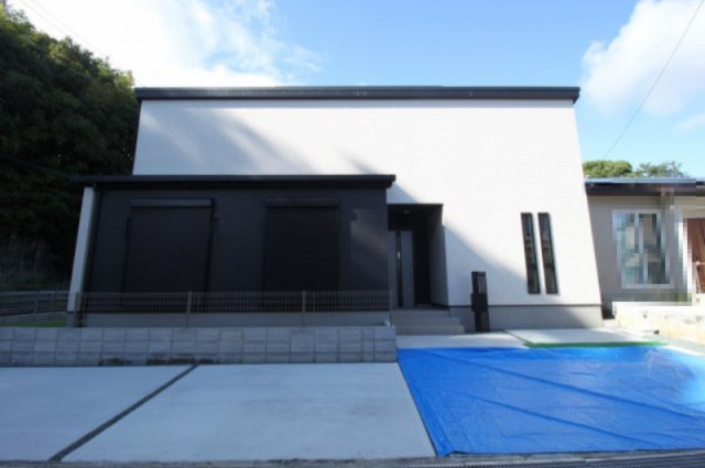 瀬戸西町1丁目　新築戸建　の外観|雨戸、シャッター付き
