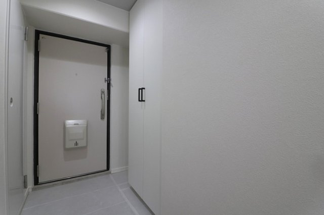 日商岩井野江マンションの玄関|◆玄関は開放感のある設計で、大型のシューズボックスを完備。スッキリとした空間を保てます♪
