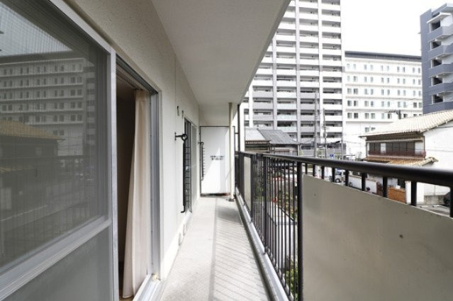 日商岩井野江マンションのバルコニー|◆南向きで日当り良好！広々としたバルコニーは洗濯物もよく乾き、ガーデニングスペースとしても魅力的です♪

