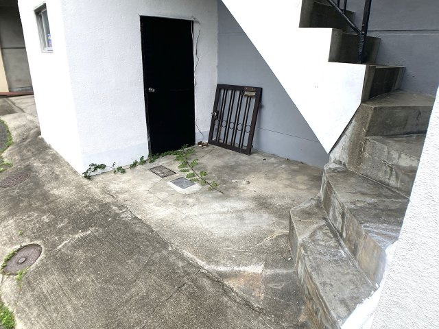鈴蘭台南町7丁目貸家のその他共用部分|駐輪、バイクも置けるスペースあります。倉庫も完備
