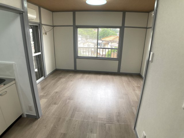 鈴蘭台南町7丁目貸家の居間・リビング|日当たりの良いダイニングスペース