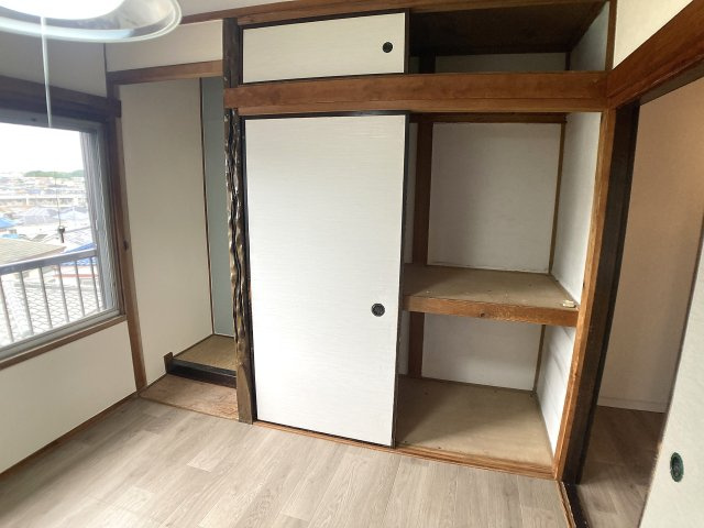 鈴蘭台南町7丁目貸家の収納|各部屋に収納スペースが有ります