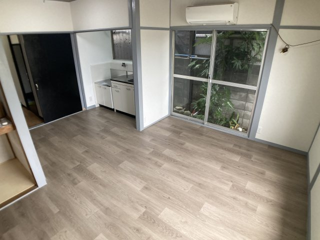 鈴蘭台南町7丁目貸家の居間・リビング|ダイニング、窓も多く風通しも良いです