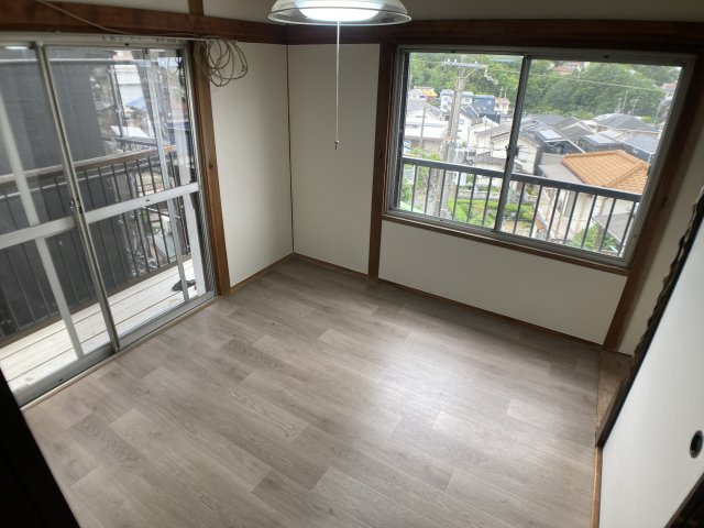 鈴蘭台南町7丁目貸家の内装|2Ｆの洋室5帖、2面採光のお部屋です