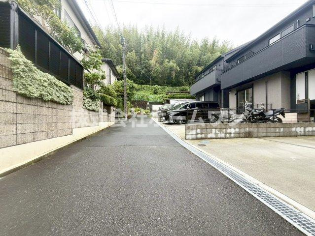 あきる野市草花　中古戸建の前面道路含む現地写真