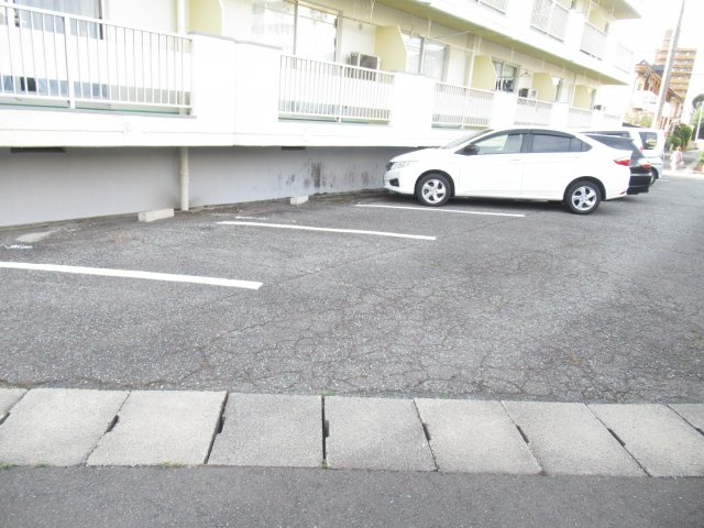 半田コーポの駐車場
