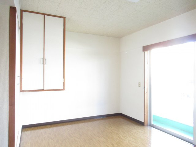 半田コーポの洋室