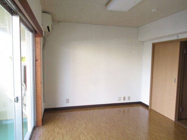 半田コーポの洋室