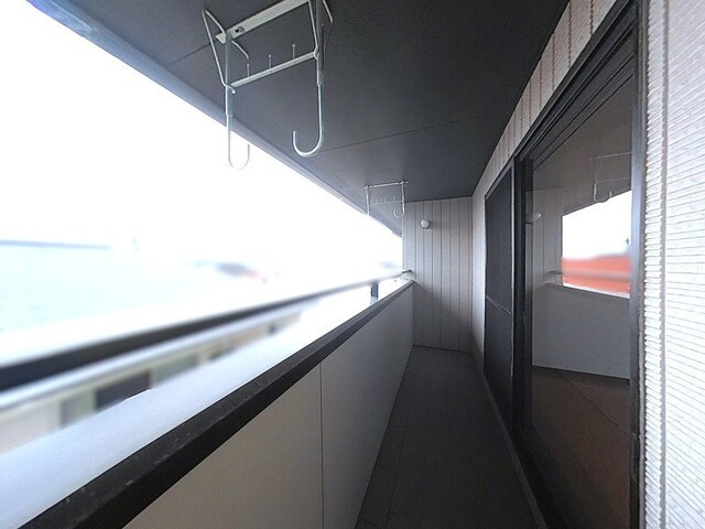 「広々12帖の主寝室」高知市春野町南ヶ丘7丁目　中古一戸建てのバルコニー|洗濯物干しに便利！プライベート感のあるインナーバルコニー。