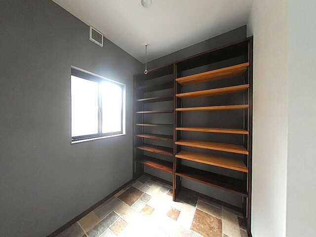 「広々12帖の主寝室」高知市春野町南ヶ丘7丁目　中古一戸建ての収納|靴やアウトドア用品もすっきり片付く大容量のシューズクローク。