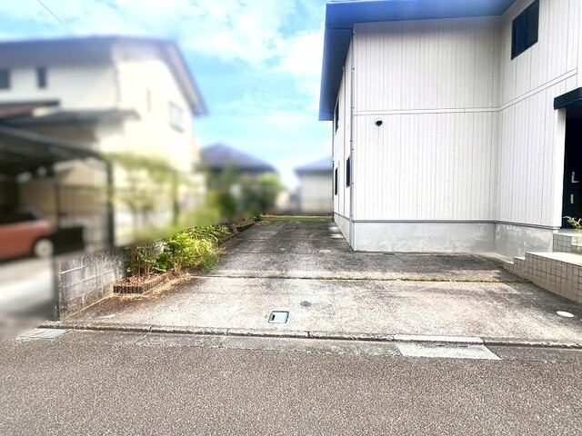 「広々12帖の主寝室」高知市春野町南ヶ丘7丁目　中古一戸建ての駐車場|複数台の駐車にも対応可能な、ゆとりある前面カースペース。