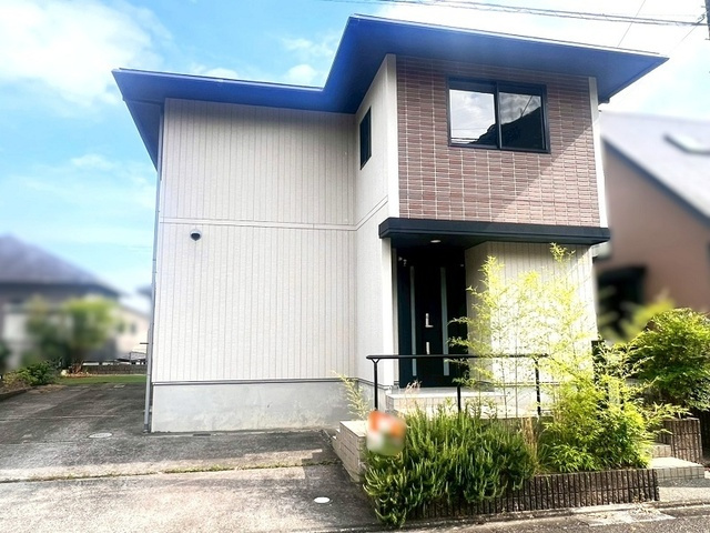 「広々12帖の主寝室」高知市春野町南ヶ丘7丁目　中古一戸建ての外観|青空に映える、スタイリッシュで洗練された外観デザイン☆