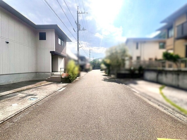 「広々12帖の主寝室」高知市春野町南ヶ丘7丁目　中古一戸建ての前面道路含む現地写真|落ち着いた住宅街が広がる、見通しの良い前面道路。