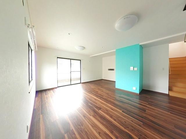 「広々12帖の主寝室」高知市春野町南ヶ丘7丁目　中古一戸建ての居間・リビング|大きな窓から陽光が心地よく差し込む明るいリビング。