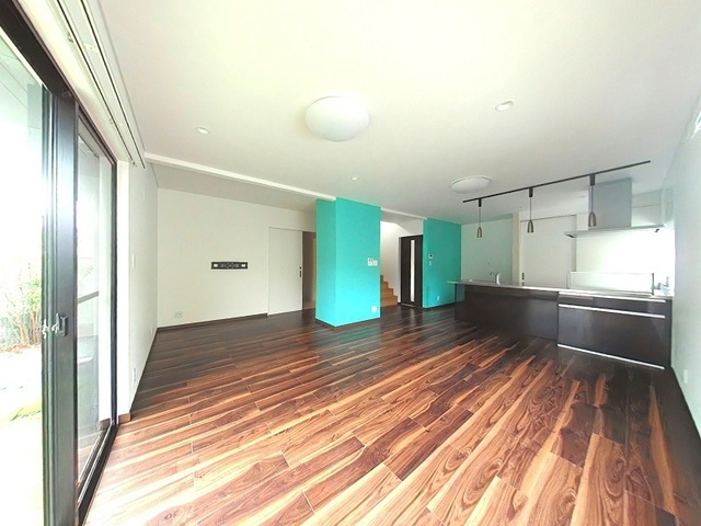 「広々12帖の主寝室」高知市春野町南ヶ丘7丁目　中古一戸建ての居間・リビング|鮮やかなアクセントクロスが映える開放的なLDK。