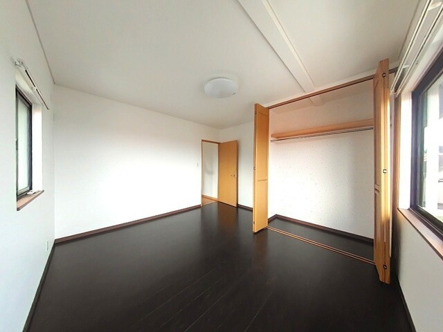 「広々12帖の主寝室」高知市春野町南ヶ丘7丁目　中古一戸建ての洋室|大容量クローゼット完備で、お部屋を広く使えます◎