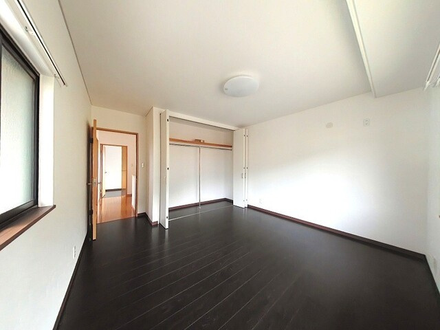 「広々12帖の主寝室」高知市春野町南ヶ丘7丁目　中古一戸建ての洋室|インテリアが映える、シンプルで心地よい居室空間。