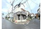 【前面道路含む現地写真】 | ふじみ野市西鶴ケ岡2丁目　中古一戸建住宅　(ふじみ野店) | 角地の開放感のある立地です。