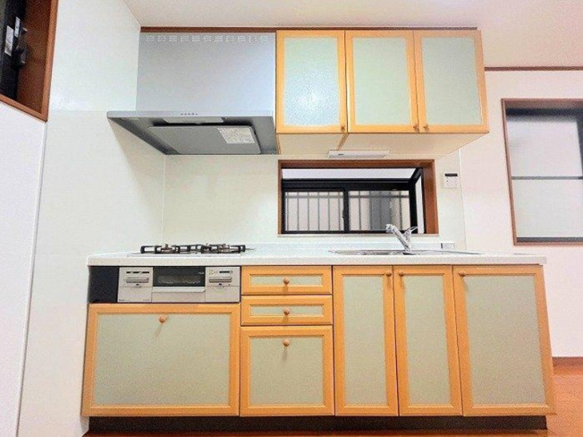 【キッチン】 | ふじみ野市西鶴ケ岡2丁目　中古一戸建住宅　(ふじみ野店) | 収納豊富なシステムキッチンで調理道具がスッキリと片付きます。