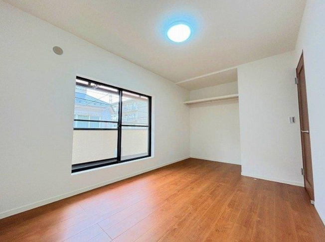 【寝室】 | ふじみ野市西鶴ケ岡2丁目　中古一戸建住宅　(ふじみ野店) | 2階6.0帖/さまざまな家具を取り入れやすいナチュラルな内装。